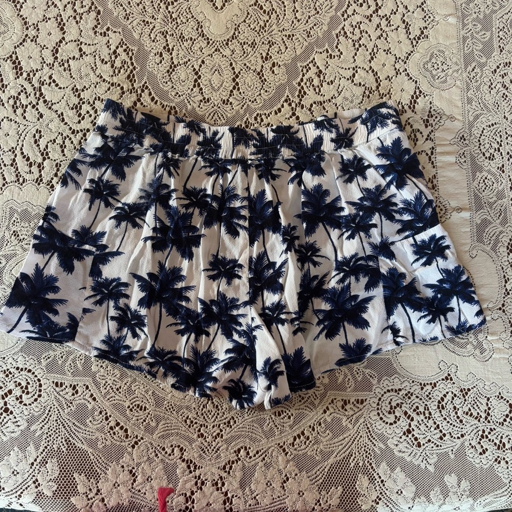 white palm tree print shorts forever 21 size small